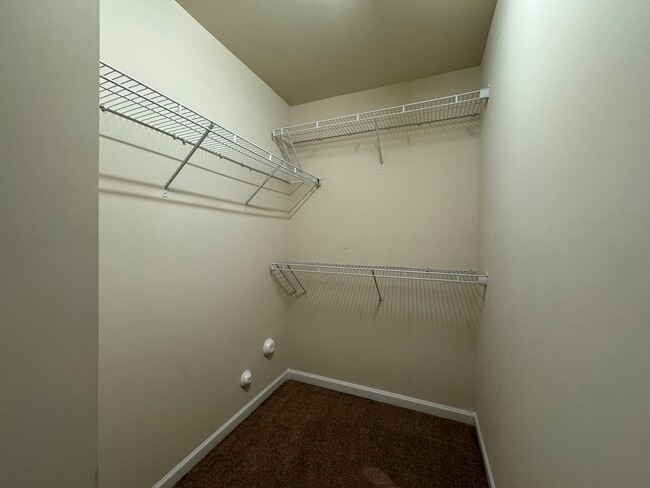 Building Photo - 3 Bedroom End Unit in Robyn's Glen !