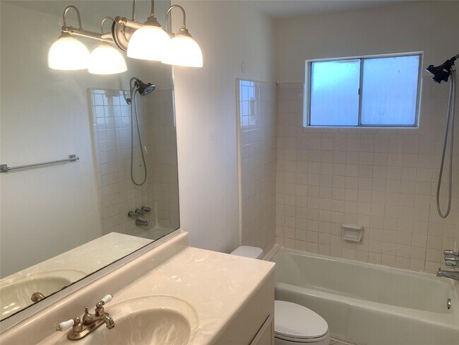 Building Photo - 13611 Elm Ct