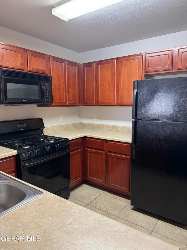 Building Photo - 6027 Brook Hollow Dr