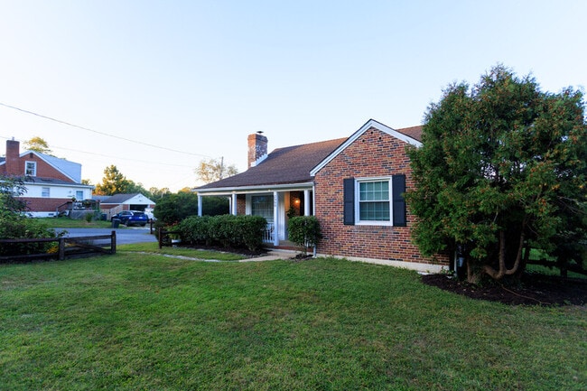 Building Photo - 2900 Cub Hill Rd