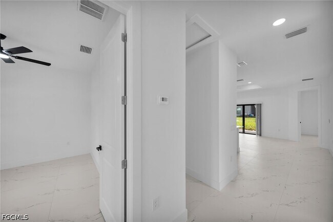 Building Photo - 4987 Fairway Ct