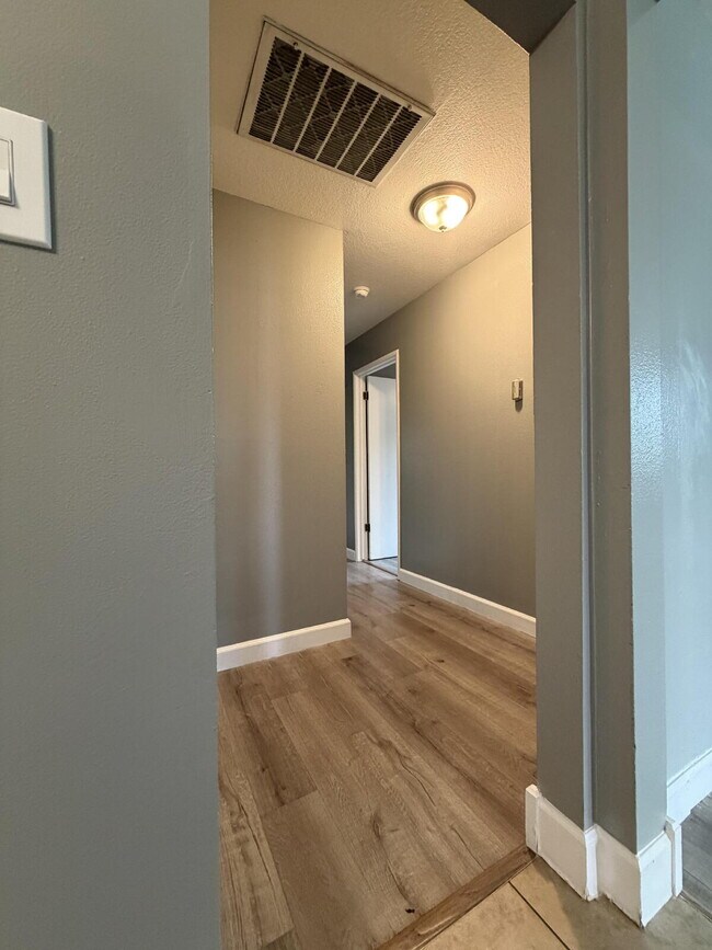 Building Photo - Charming 3-Bed, 2-Bath Gem with 1,372 Sq Ft of Comfort in Modesto!