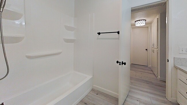 Building Photo - 3/Bedroom Townhouse In Woodland Hills!