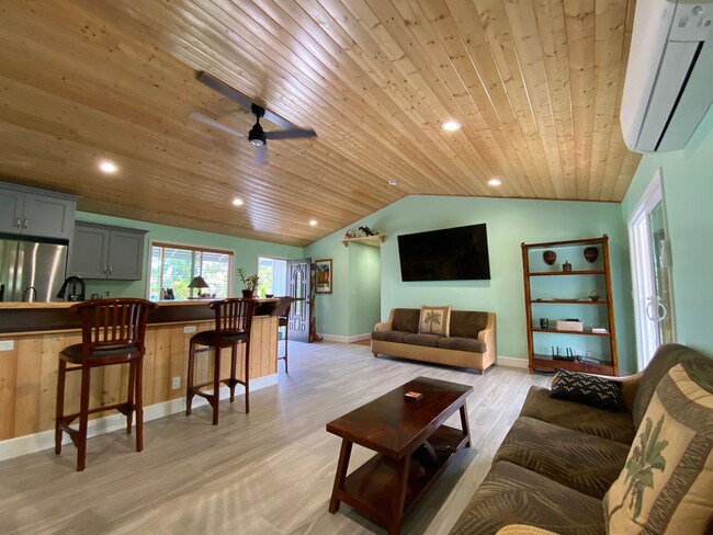 Building Photo - 3-Bed, 2-Bath Custom Furnished Home-Turn K...