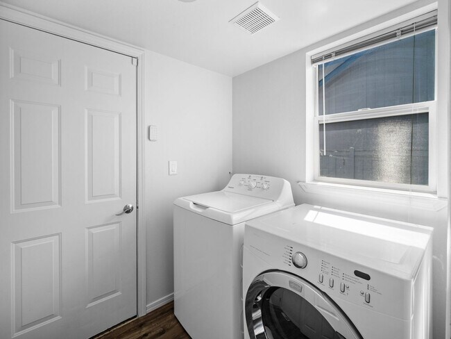 Building Photo - 4bedroom/3bath w/Garage/washer/dryer/fence...