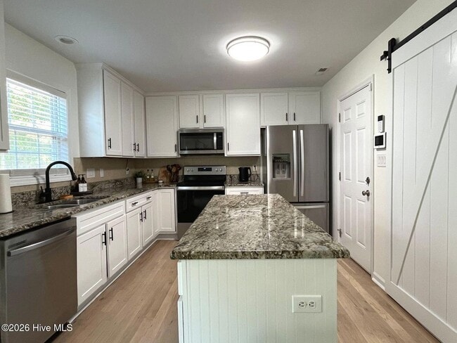 Building Photo - 561 Thorncliff Dr