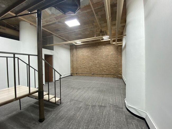 Building Photo - 801 S Wells St