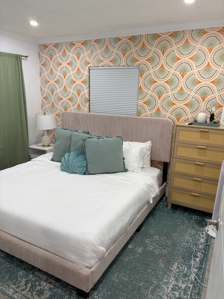 Building Photo - 305 NE 27th St