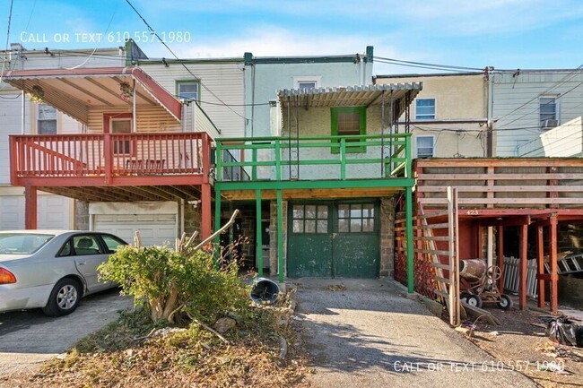 Building Photo - Updated 2 Bedroom 1 Bath Home in centrally...