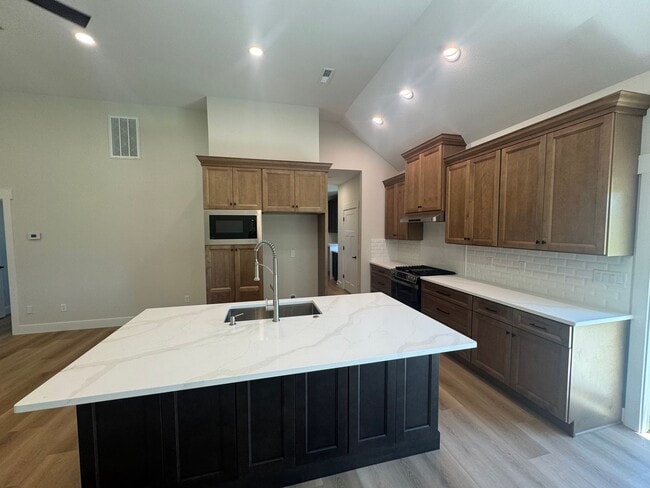 Building Photo - Home on 5 Private Acres with Gated Drive