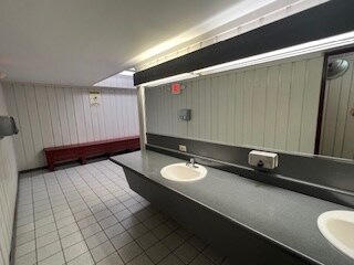 Building Photo - 18 E Old Willow Rd