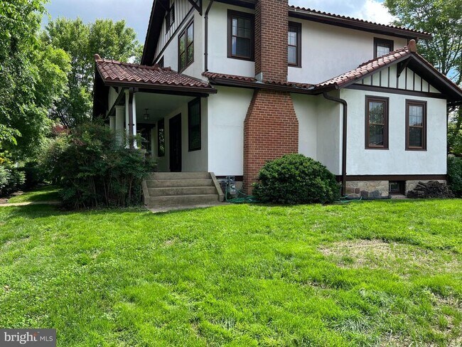 Building Photo - 1730 N Danville St