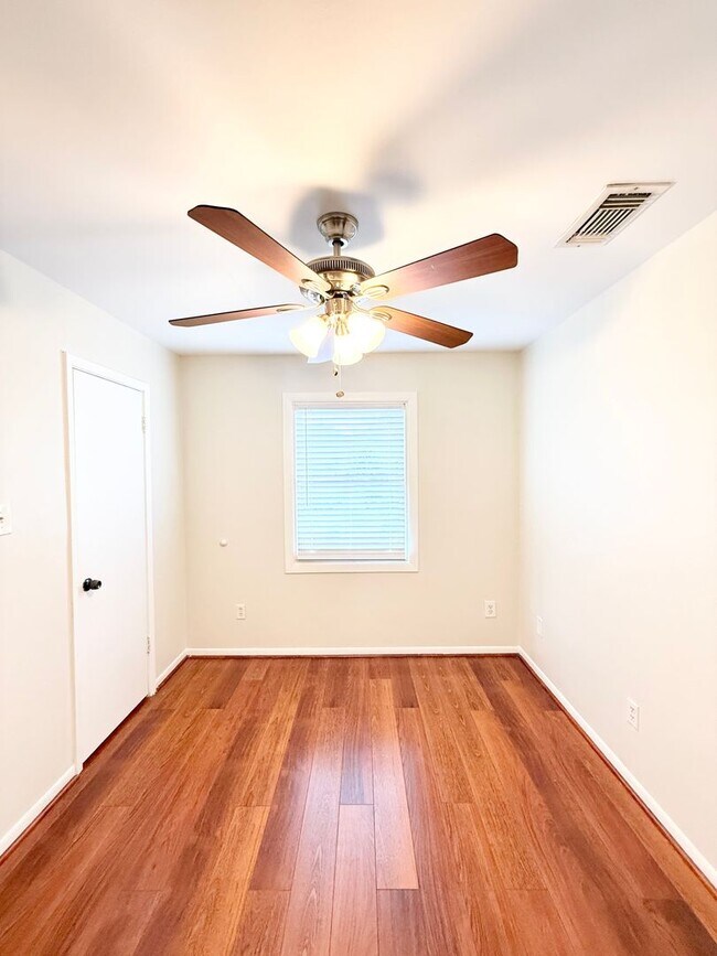 Building Photo - BRA11