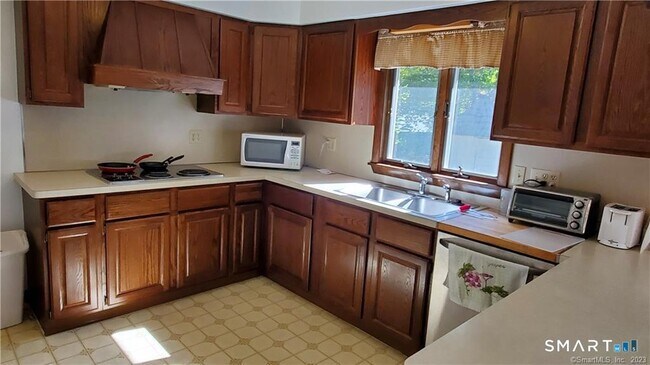 Building Photo - 32 Fernridge Rd