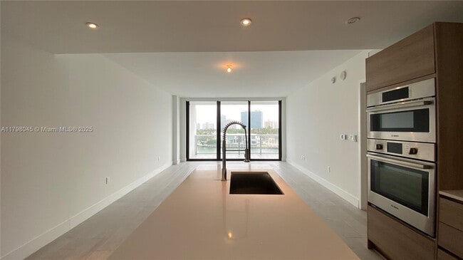 Building Photo - 10201 E Bay Harbor Dr