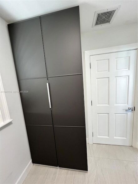 Building Photo - 5510 Bayview Dr