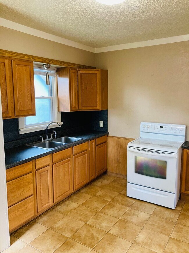 Building Photo - Charming Bungalow Near Downtown