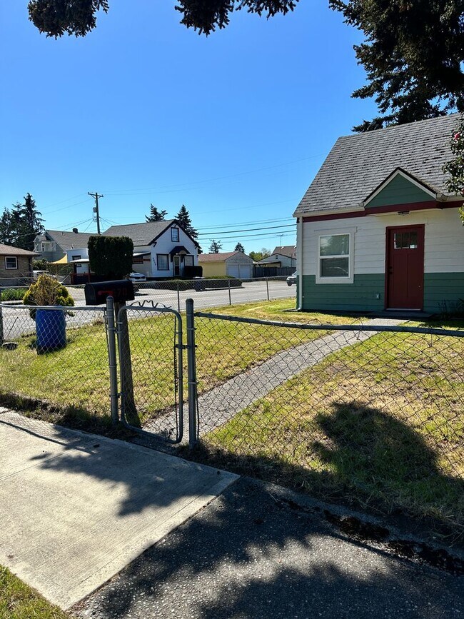Building Photo - Completely remodeled Adorable home in Conv...