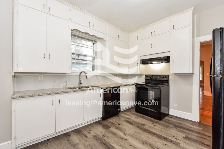 Building Photo - 3213 River Dr