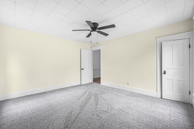 Building Photo - 3 bedroom house in Kendallville! CHRISTMAS...