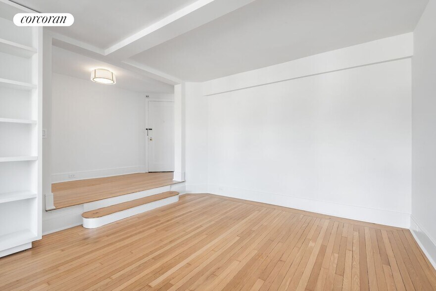 Building Photo - 302 W 12th St