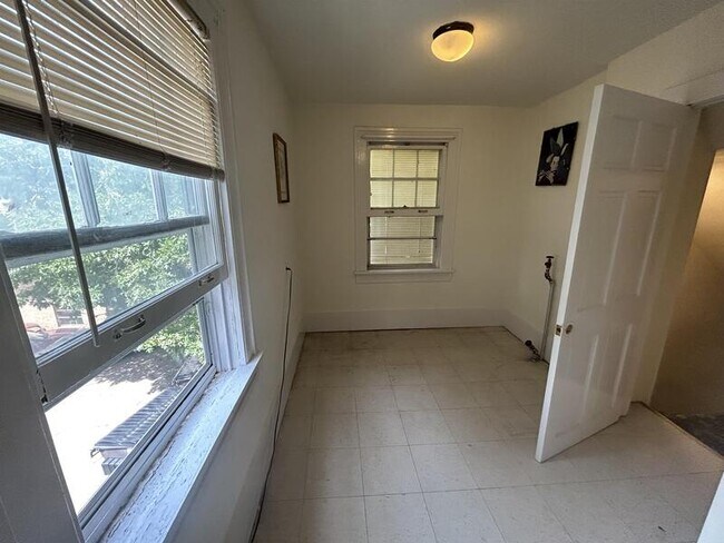 Building Photo - 240 W Lakelawn Pl