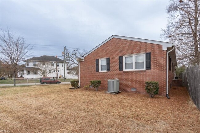 Building Photo - 3100 Norway Pl