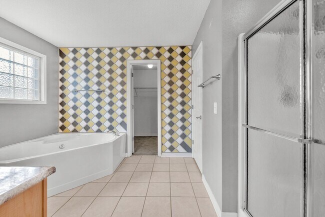 Building Photo - Pet Friendly Home Available Now!
