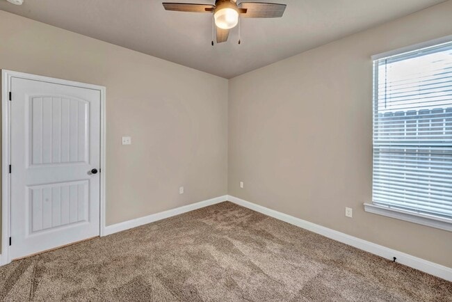 Building Photo - 8608 Luz Dr