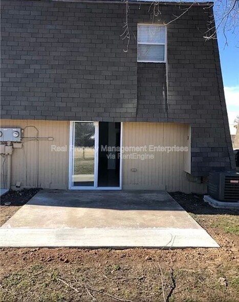 Building Photo - 1705 Beaumont Dr