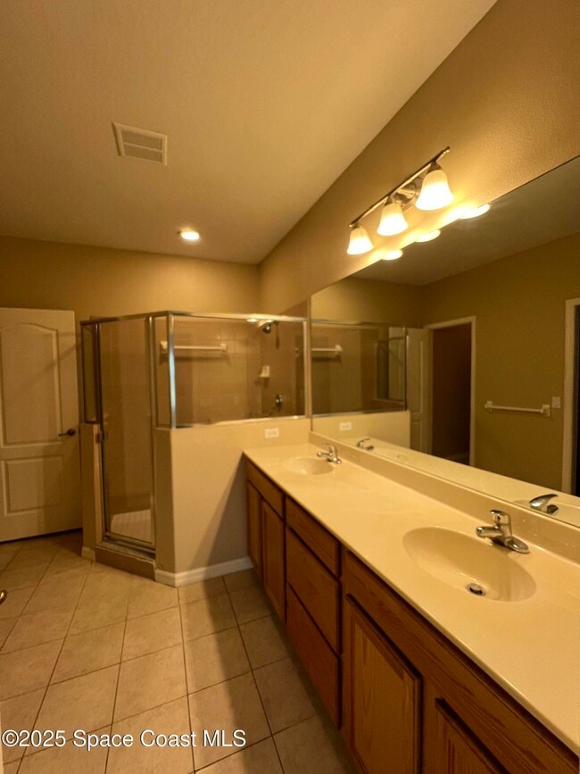 Building Photo - 1040 Venetian Dr