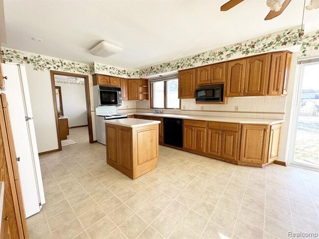 Building Photo - 6615 Fairwood Dr