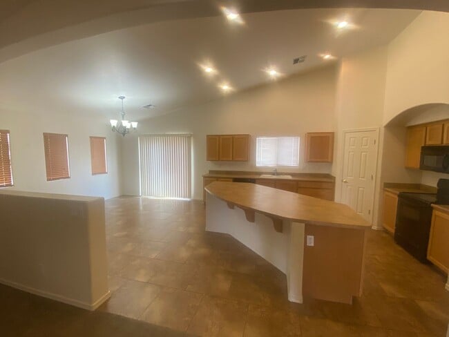Building Photo - Stunning Home in Kingman – Spacious, Moder...