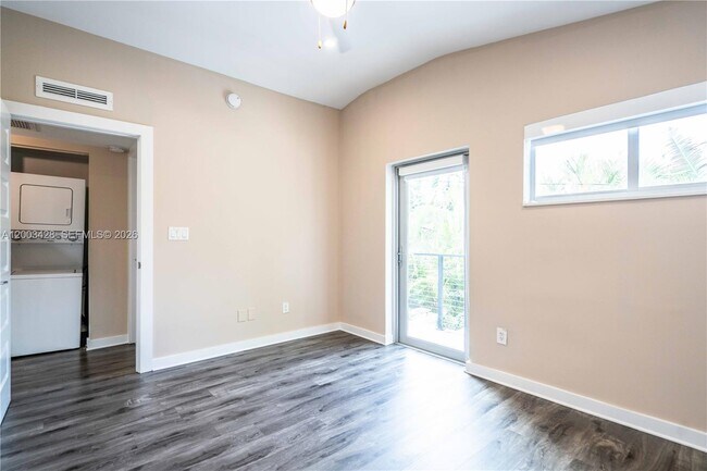 Building Photo - 2412 NE 26th St