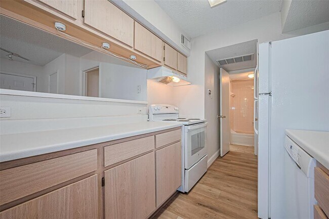 Building Photo - 2750 Holly Hall St