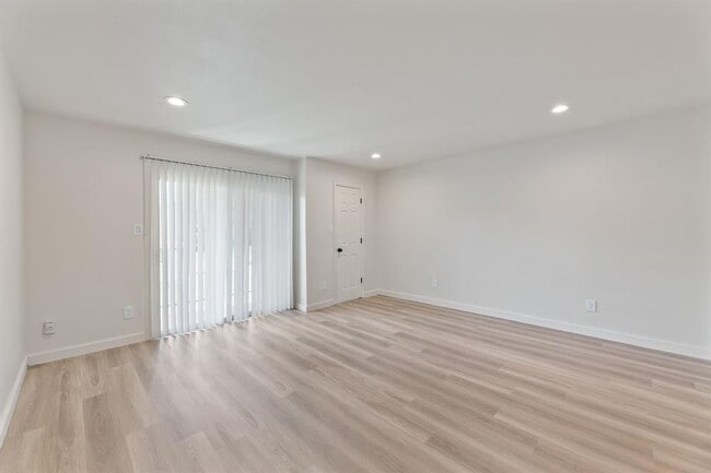 Building Photo - 3819 Southway Dr