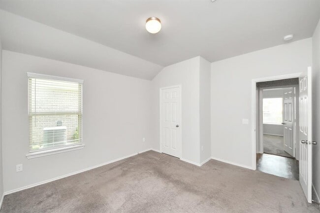 Building Photo - 2214 Welborn Dr