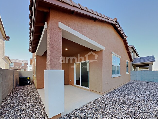 Building Photo - 632 W Hackamore Ave