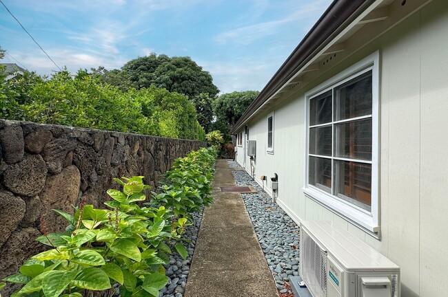 Building Photo - Executive Kahala Home with detached Cottage