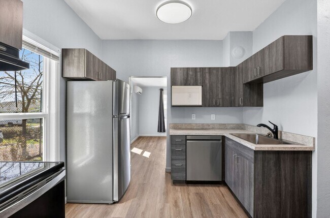 Building Photo - Charming& Updated Northeast Home!