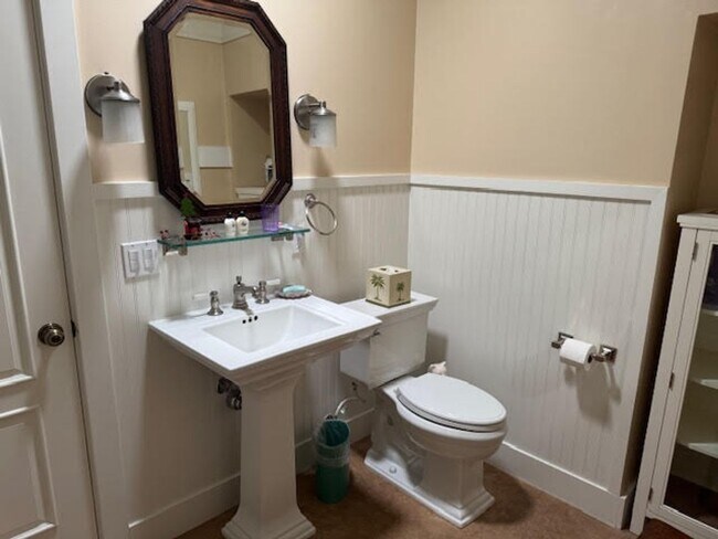 Building Photo - 2 bedrooms 2 bath