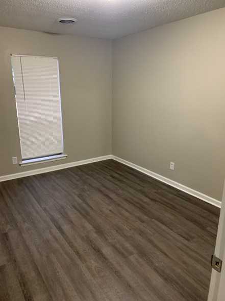 Building Photo - 651 Sarver Ave