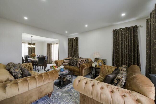 Building Photo - Luxurious Single Family Home in Emerald Farm