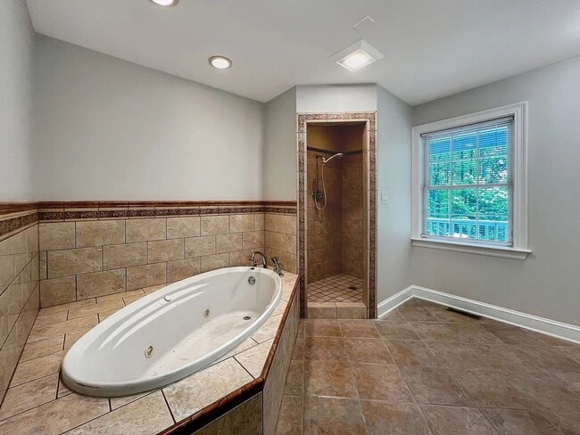 Building Photo - Secluded Near West End 5 bedroom