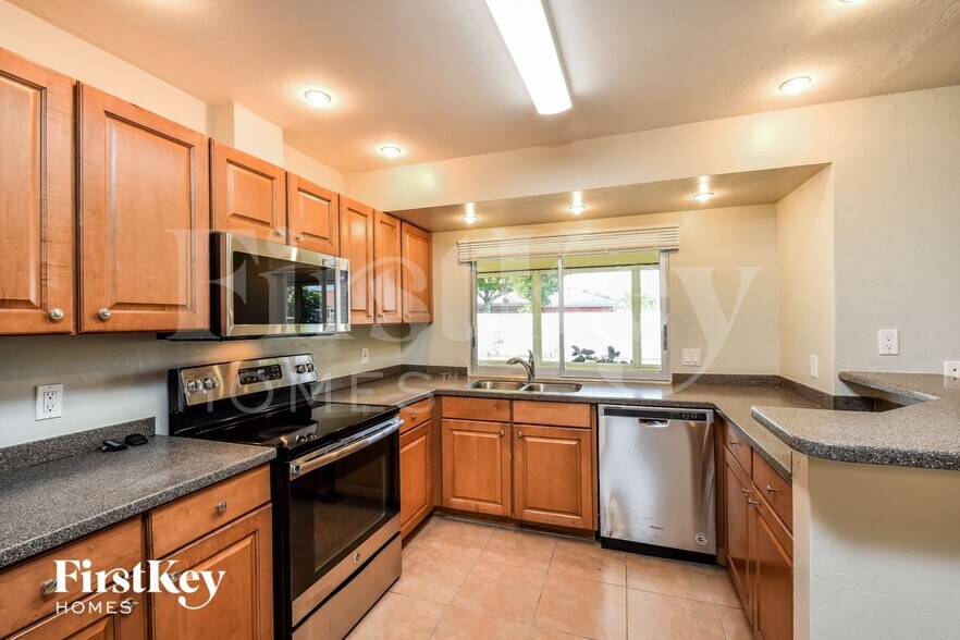 Building Photo - 1431 SE 35th St