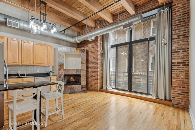 Building Photo - 2735 W Armitage Ave