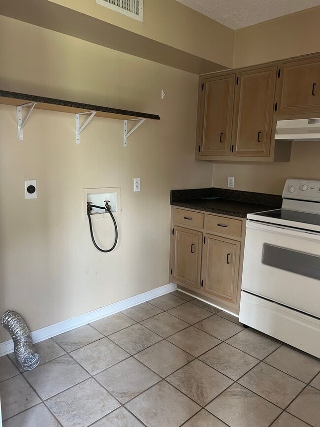 Building Photo - Hillbilly Private Drive