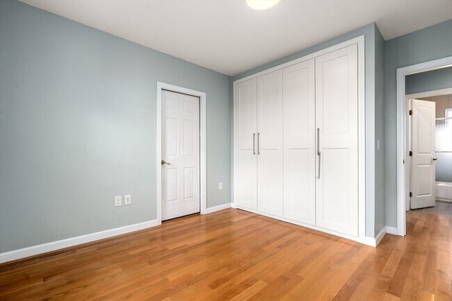 Building Photo - 574-576 Lagrange St
