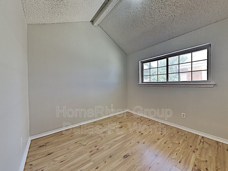 Building Photo - 2510 Valley View Dr
