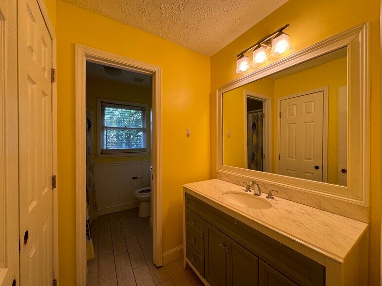 Building Photo - 107 Ledyard Dr